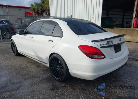 2017 Mercedes-Benz C 300 z USA, uszkodzony, nr VIN 55SWF4JB8HU220918